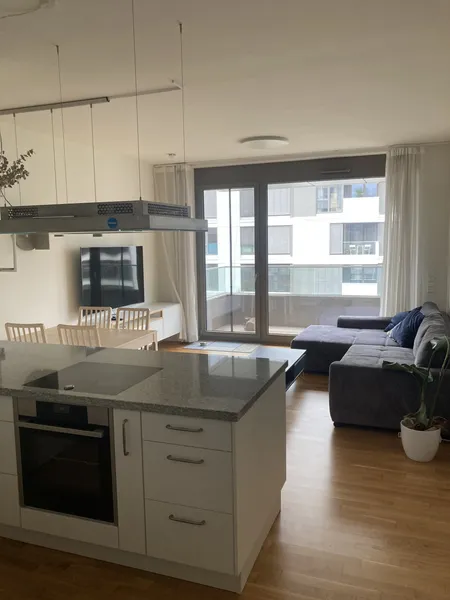 Attraktive, vollmöblierte 3-ZKB-Wohnung mit Balkon, Einbauküche, Gäste-WC & stufenlosem Zugang — photo 1